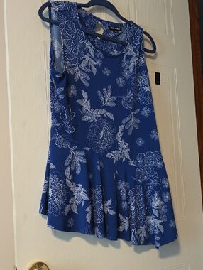NYDJ Royal Blue Floral Sleeveless Flared Top Longer On 1 Side.